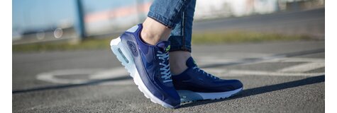 Jak nosić sneakersy?