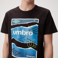 Koszulka męska UMBRO T-SHIRT UMBRO GRAPHICS B LOGO BLACK ul325tsm04001 kolor czarny