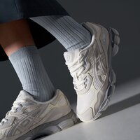 Damskie buty ASICS GEL-NYC 1203a739-100 kolor beżowy