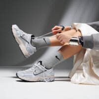 Damskie buty NIKE ZOOM VOMERO 5 fn6742-002 kolor niebieski