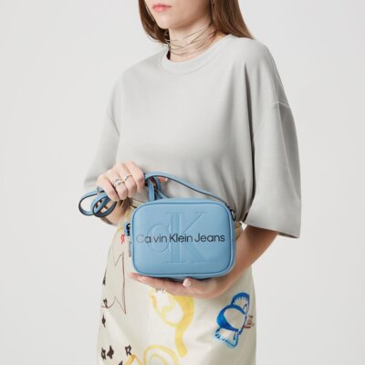 CALVIN KLEIN TOREBKA SCULPTED CAMERA BAG18 MONO