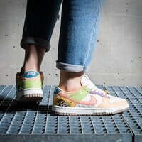 Damskie buty W NIKE DUNK LOW SE dq0265-100 kolor multicolor