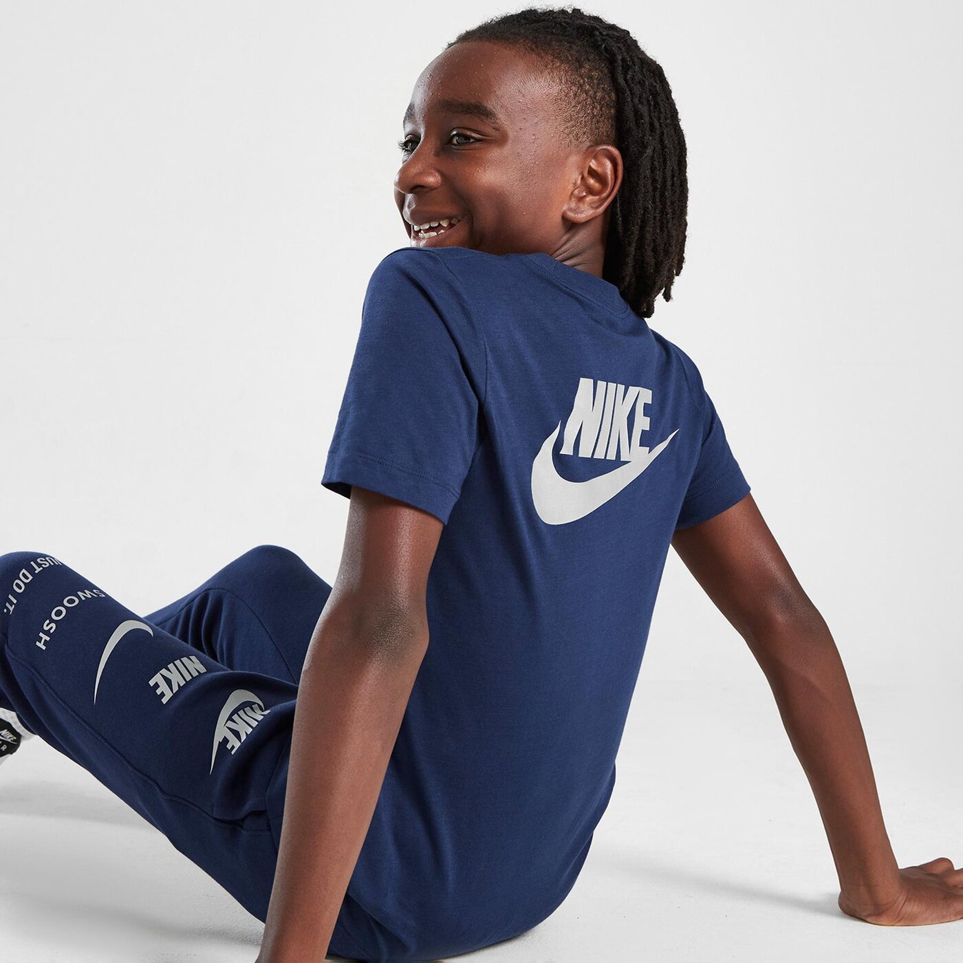 NIKE T-SHIRT NSW SI GRAPHIC TEE (FV2339-410) kolor granatowy