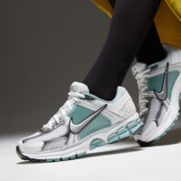 Damskie buty NIKE W ZOOM VOMERO 5 NEWS hf1877-101 kolor biały