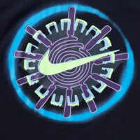 Koszulka męska NIKE T-SHIRT U NSW TEE OC FESTIVAL hj0790-451 kolor granatowy