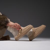 Klapki damskie UGG GOLDENSTAR EVELINA CLOG 1180251-sndc kolor beżowy