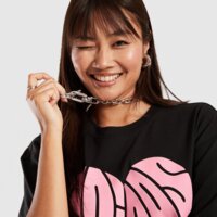 Koszulka damska ADIDAS T-SHIRT OS HEART GRAPHIC TEE kr3021 kolor czarny