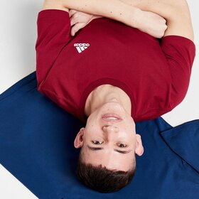 ADIDAS T-SHIRT .