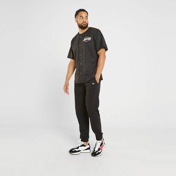 męskie odzież spodnie Męskie NEW ERA SPODNIE NE ESSENTIAL JOGGER BLK NEW ERA BLK 11860049 kolor CZARNY